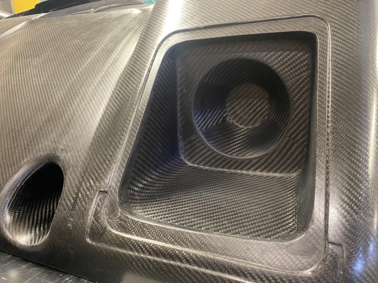 Découpe en carbone d’un élément de carrosserie de la Riley & Scott Mk III