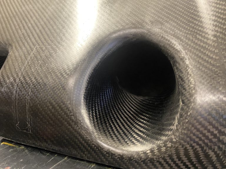 Détail du tissage carbone d’un conduit de la Riley & Scott Mk III