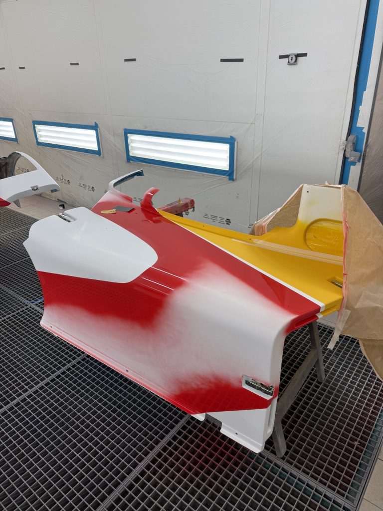 Carrosserie de la Riley & Scott Mk III, pose du jaune de la livrée
