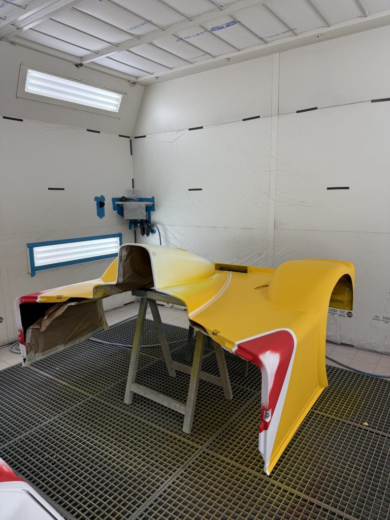 Élément de carrosserie jaune de la Riley & Scott Mk III en cabine