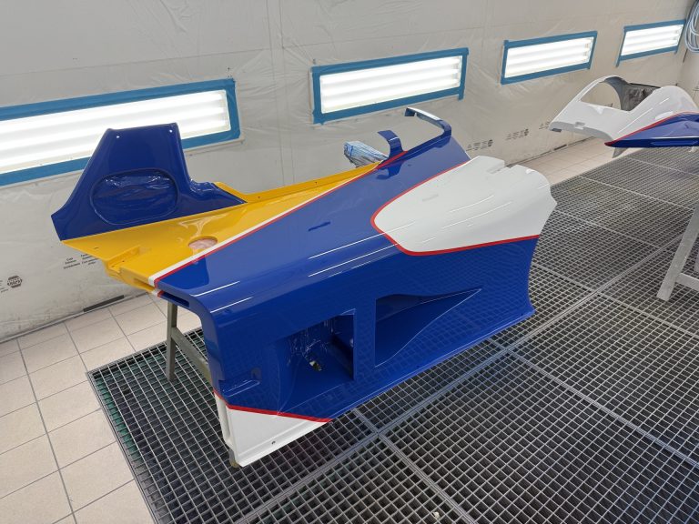 Panneaux de la Riley & Scott Mk III après peinture