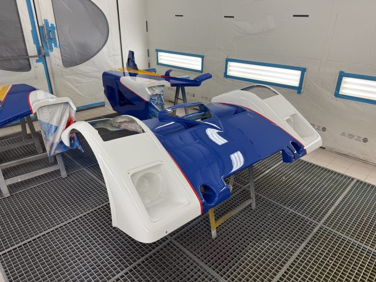 Éléments de carrosserie de la Riley & Scott Mk III en cabine de peinture