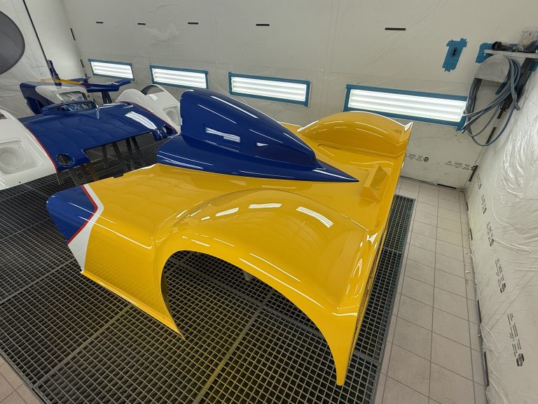 Ponton de la Riley & Scott Mk III peint en jaune et bleu