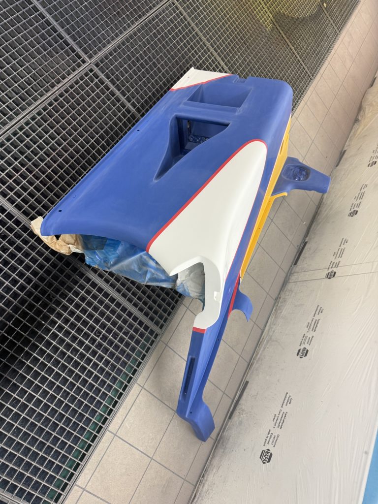 Élément bleu de la livrée de la Riley & Scott Mk III en cabine de peinture
