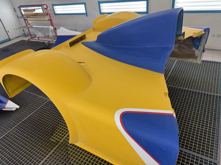 Capot avant de la Riley & Scott Mk III en livrée jaune et bleue