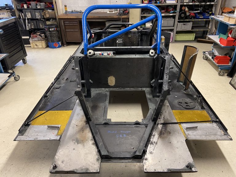 Châssis nu de la Riley & Scott Mk III vu de dessus après décapage