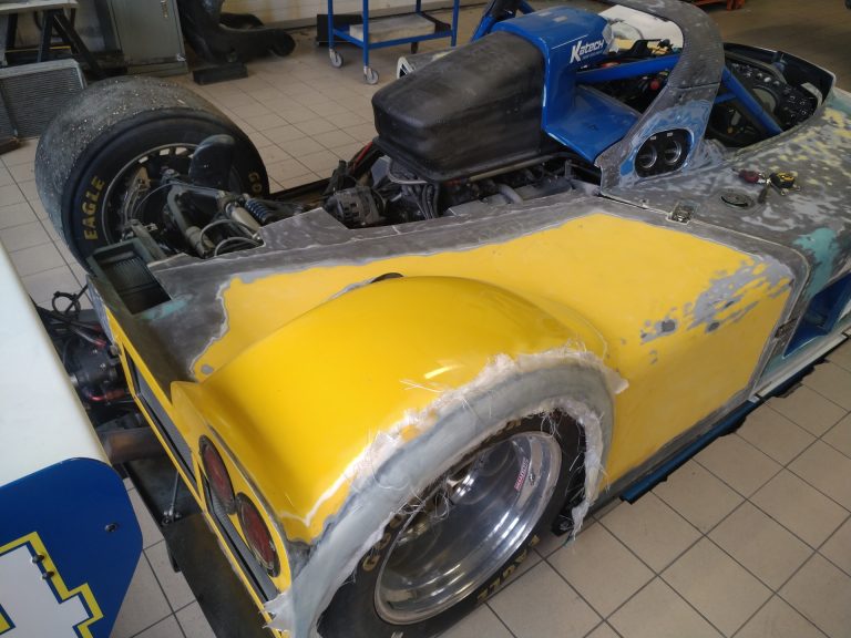 Riley & Scott Mk III sur ses roues, carrosserie avant en place