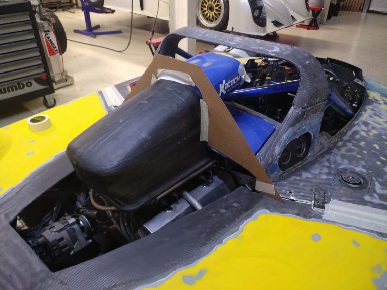 Capot arrière de la Riley & Scott Mk III en cours d’ajustage