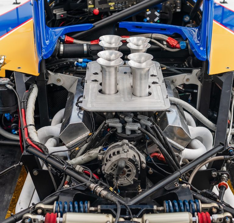 Compartiment moteur de la Riley & Scott Mk III, V8 Chevrolet et trompettes d’admission