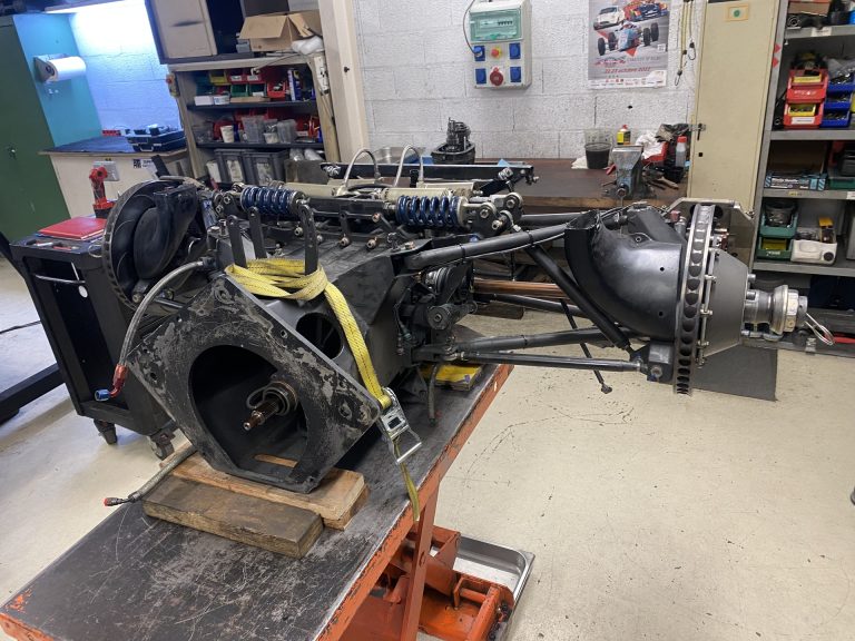 Berceau arrière et transmission de la Riley & Scott Mk III mis à nu