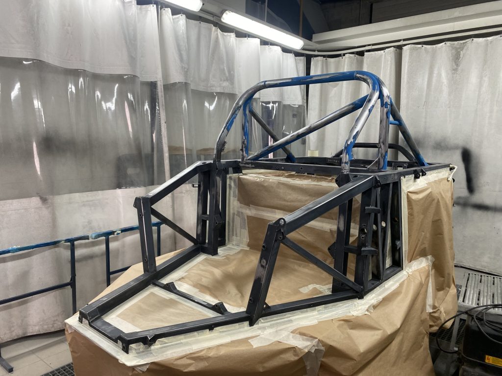 Châssis nu de la Riley & Scott Mk III sur béquilles dans l’atelier O-ONE