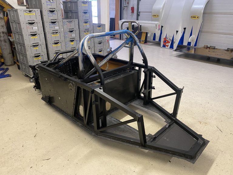 Châssis tubulaire peint de la Riley & Scott Mk III dans l’atelier