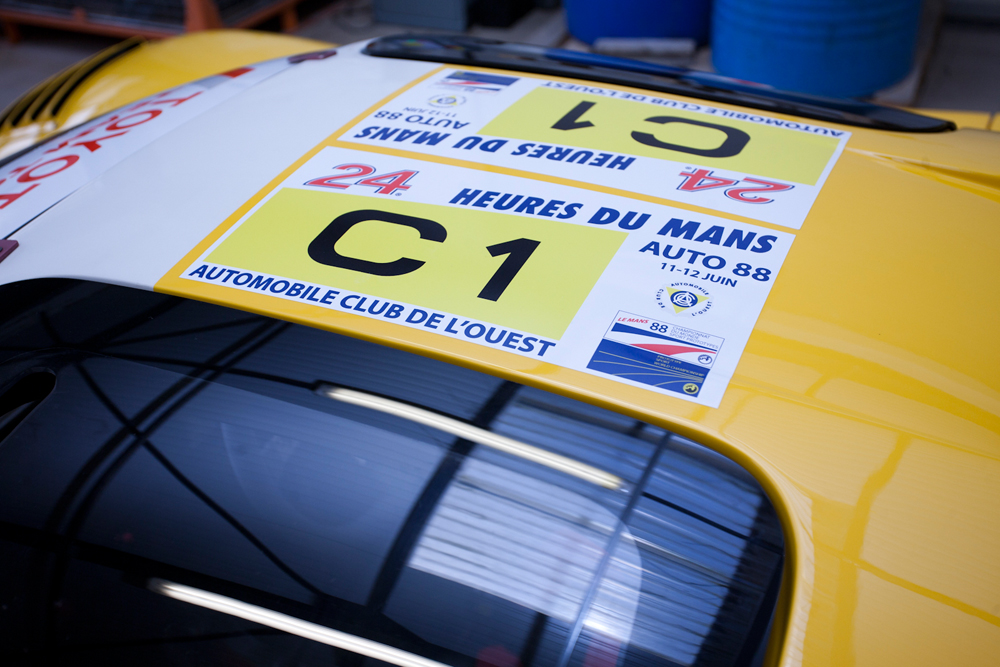 Macaron de vérifications techniques des 24 Heures du Mans sur le pare-brise d’un véhicule éligible VHC