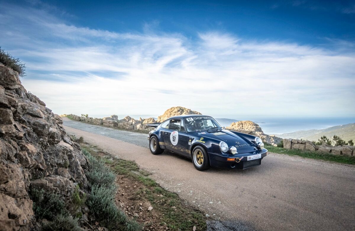 Porsche 911 RSR 3 litres préparée par O-ONE sur une route de crête au-dessus de la mer, au Tour de Corse Historique