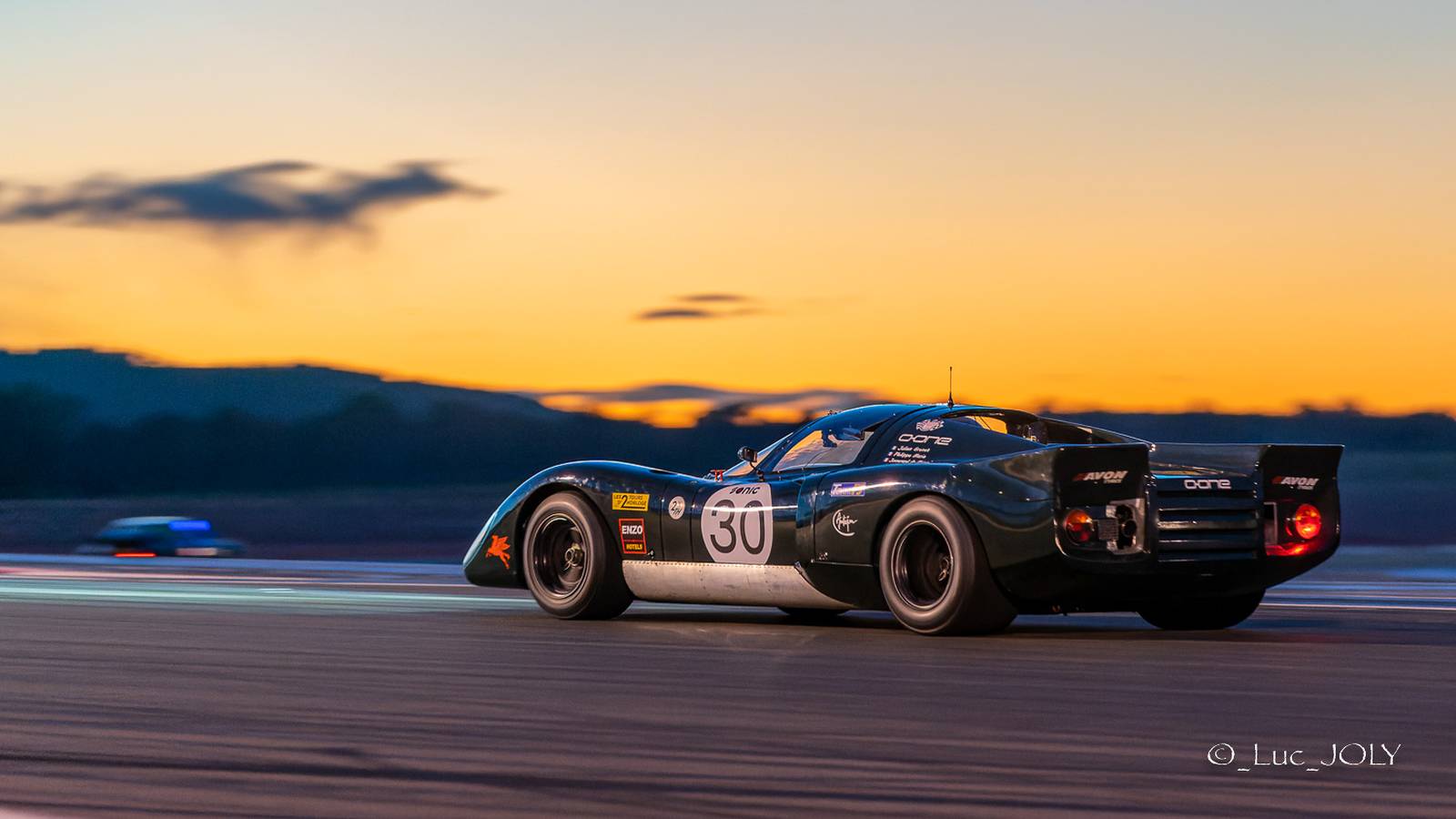 Chevron B16 BMW photographiée au coucher du soleil, de profil