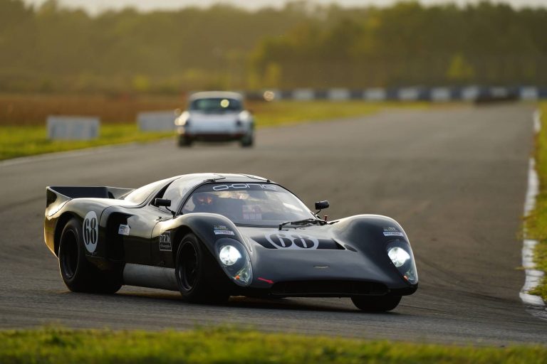 Chevron B16 verte, sport-prototype d’endurance en course historique