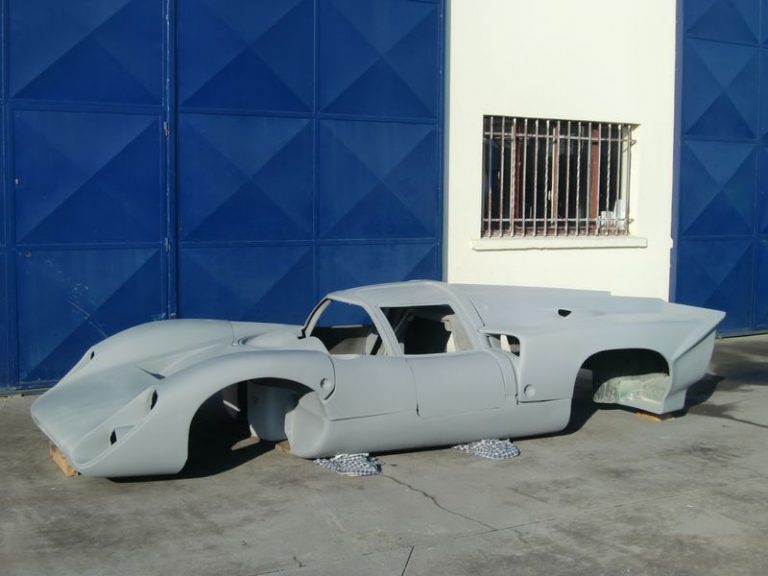 Carrosserie de Lola T70 MK3B en fibre de verre, en apprêt, photographie 2 sur 5