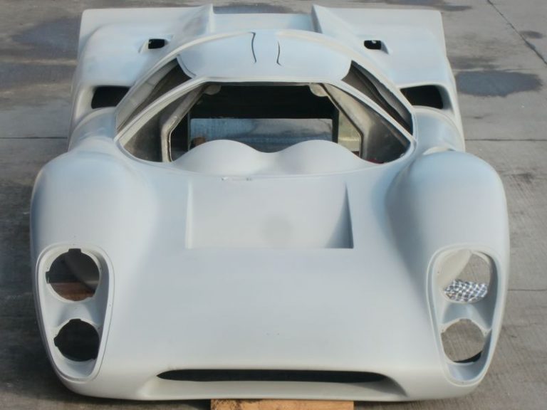 Carrosserie de Lola T70 MK3B en fibre de verre, en apprêt
