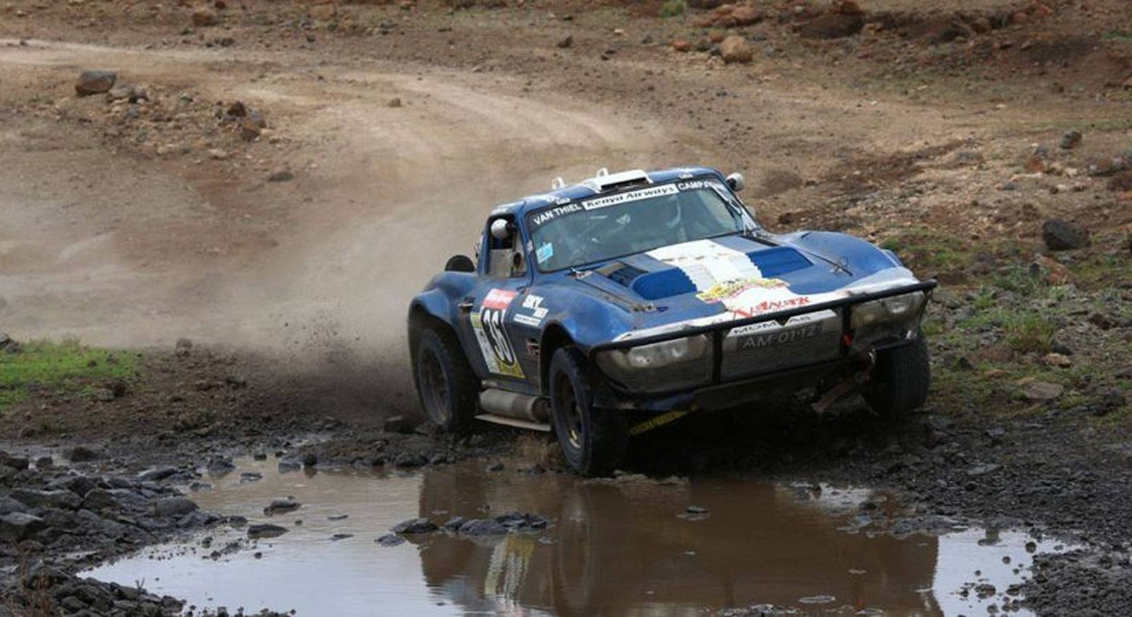 Corvette Grand Sport C2 traversant une rivière en rallye-raid