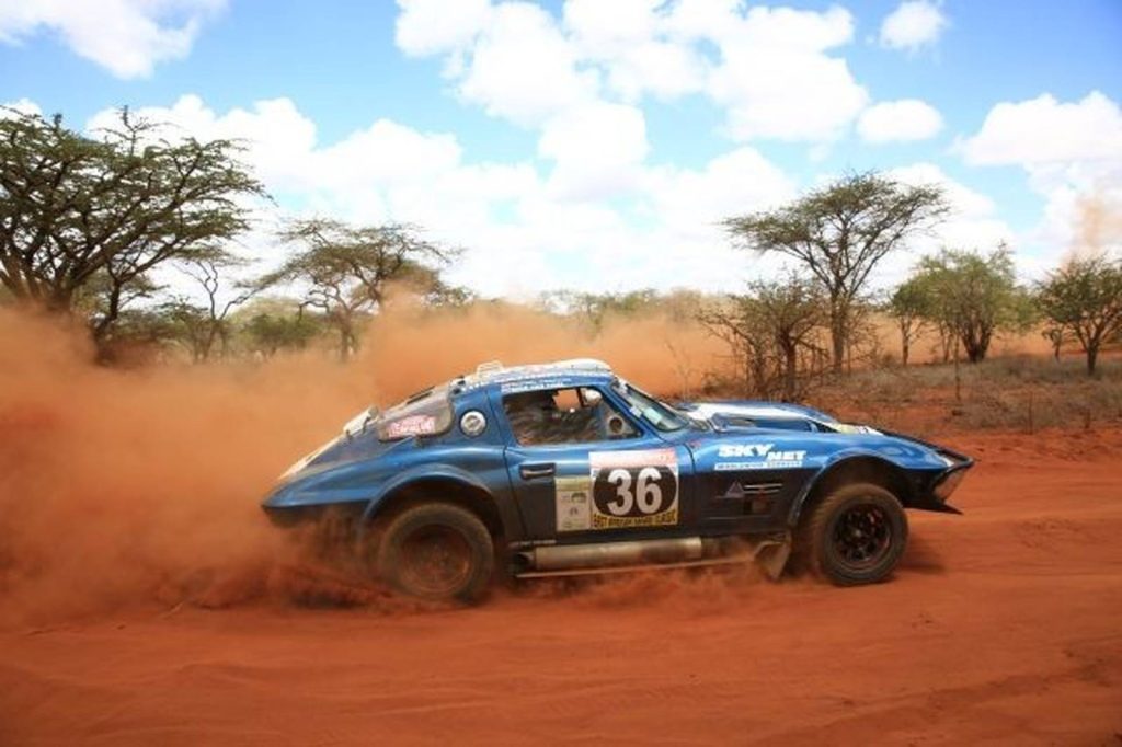 Chevrolet Corvette Grand Sport C2 bleue préparée pour le rallye-raid africain