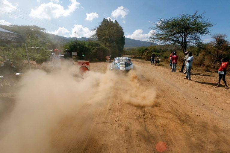 Chevrolet Corvette Grand Sport C2 bleue préparée pour le rallye-raid africain