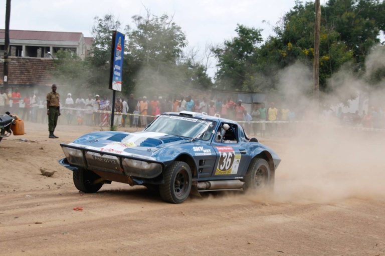 Chevrolet Corvette Grand Sport C2 bleue préparée pour le rallye-raid africain, photographie 6 sur 17