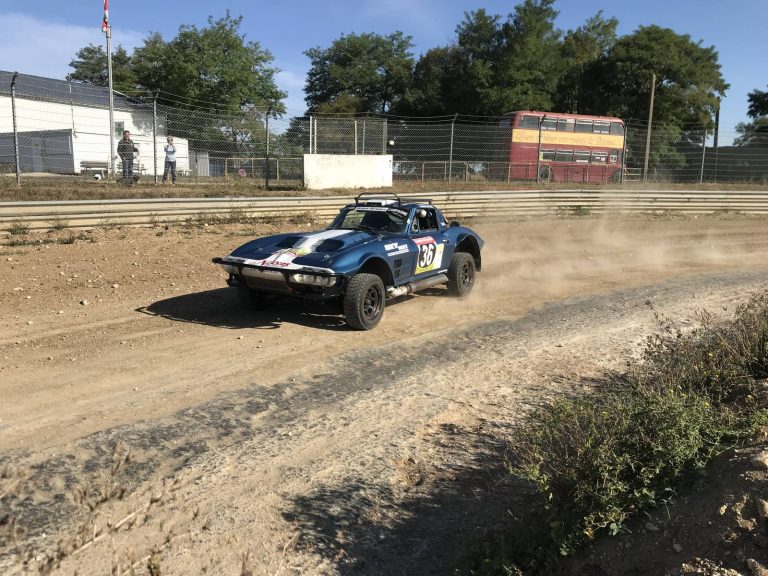 Chevrolet Corvette Grand Sport C2 bleue préparée pour le rallye-raid africain, photographie 8 sur 17