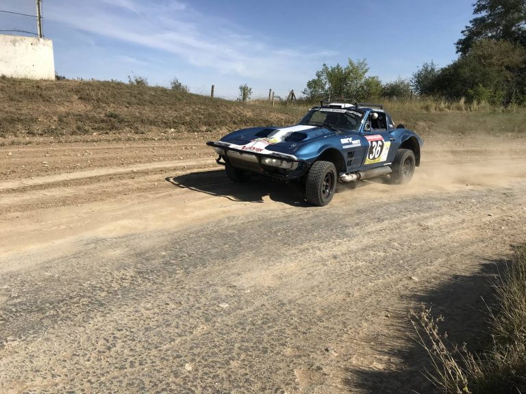 Chevrolet Corvette Grand Sport C2 bleue préparée pour le rallye-raid africain, photographie 9 sur 17
