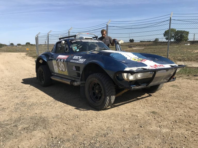 Chevrolet Corvette Grand Sport C2 bleue préparée pour le rallye-raid africain, photographie 10 sur 17