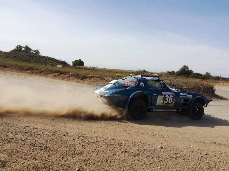 Chevrolet Corvette Grand Sport C2 bleue préparée pour le rallye-raid africain, photographie 5 sur 17