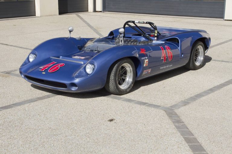 Lola T70 Mark II bleue, sport-prototype de 1966, photographie 8 sur 17
