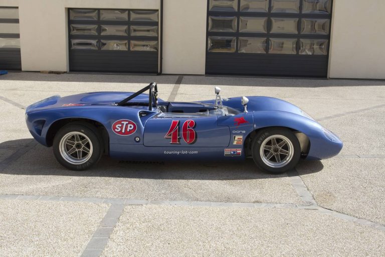 Lola T70 Mark II bleue, sport-prototype de 1966, photographie 3 sur 17