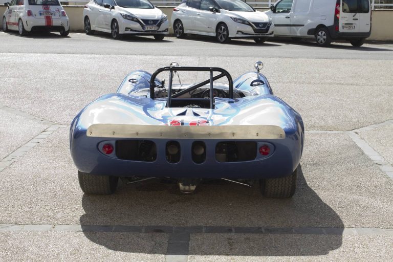 Lola T70 Mark II bleue, sport-prototype de 1966, photographie 5 sur 17