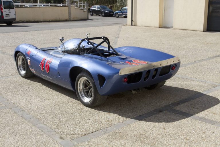 Lola T70 Mark II bleue, sport-prototype de 1966, photographie 6 sur 17