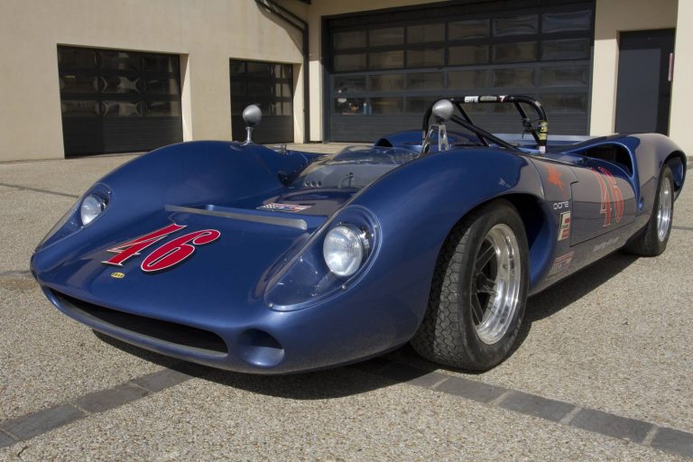 Lola T70 Mark II bleue, sport-prototype de 1966, photographie 13 sur 17
