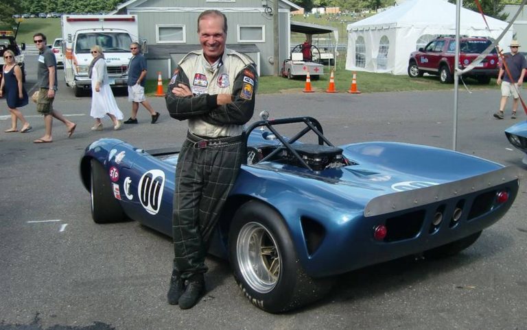 Lola T70 Mark II bleue, sport-prototype de 1966, photographie 14 sur 17