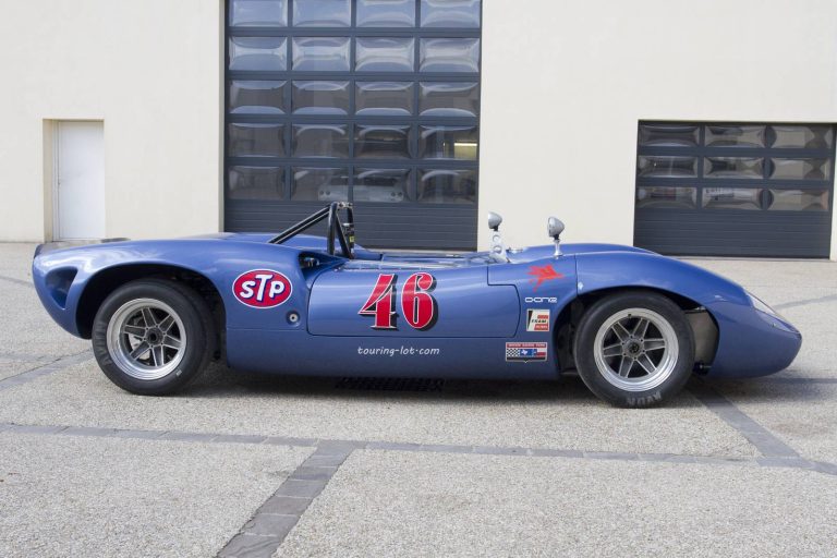 Lola T70 Mark II bleue, sport-prototype de 1966, photographie 12 sur 17